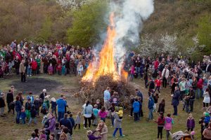 Folksamling runt en majbrasa