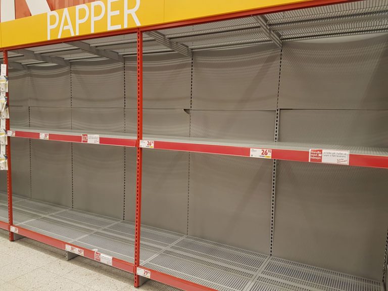 Tomma toappappershyllor.