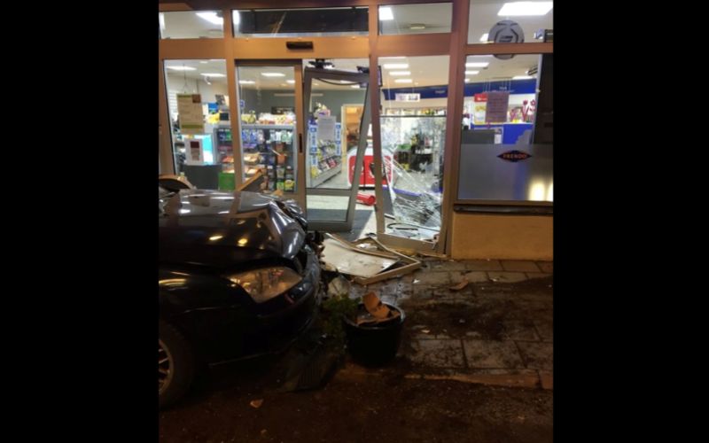 Bilen krossade entrén