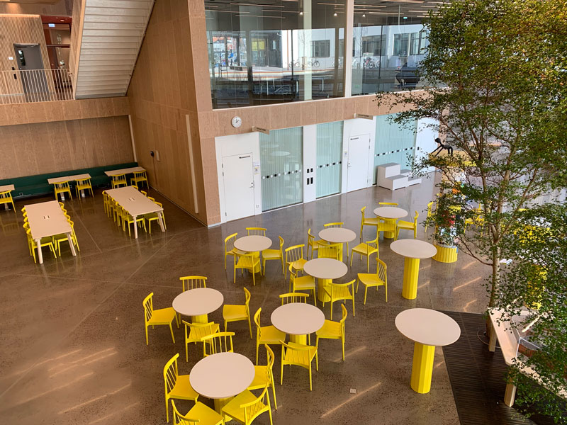 Tomma bord och stolar på Radix.