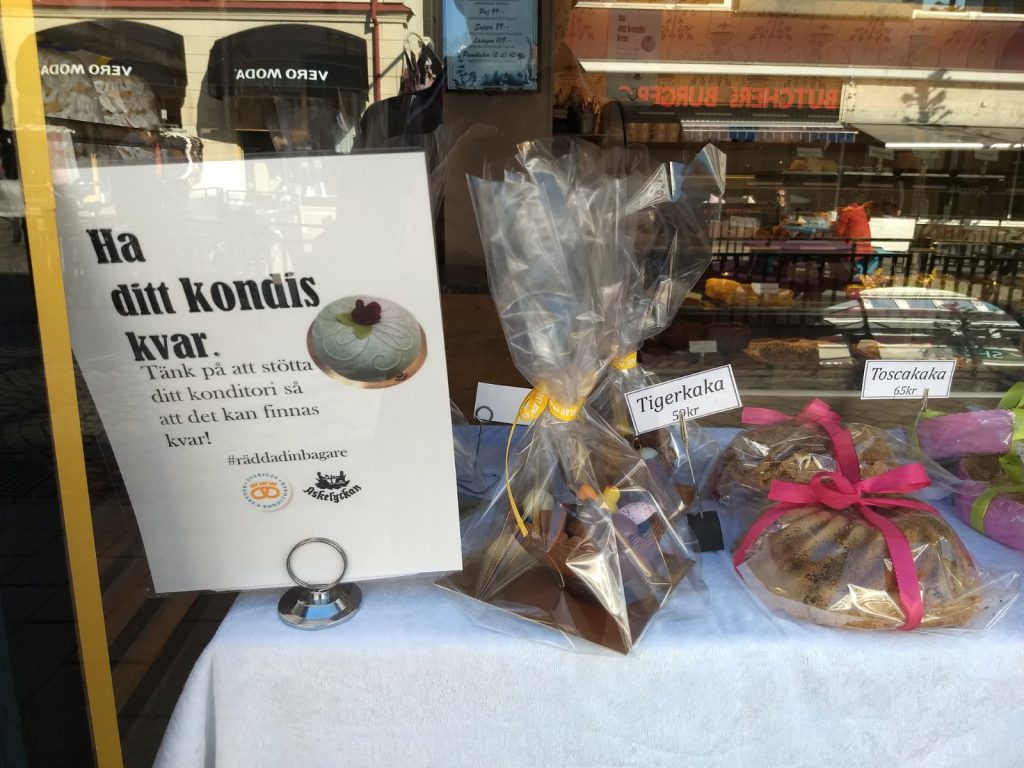 Köp en godsak och stöd en god sak.