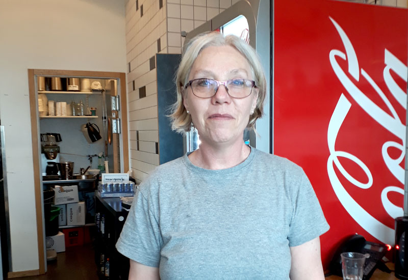 Åsa Nilsson i halvbild framifrån. Hon har en grå tshirt på sig.