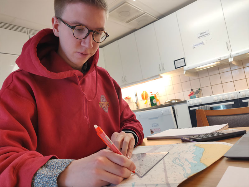 Peter Lundmark. Student. Studerar vid ett bord.