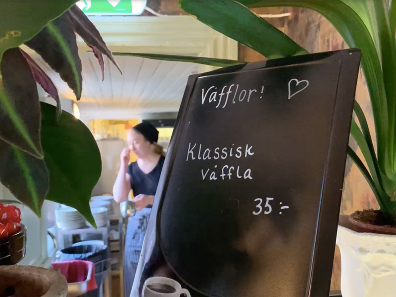 Kallskänken serverar traditionella våfflor med sylt och grädde. FOTO: Sarah Lindén.