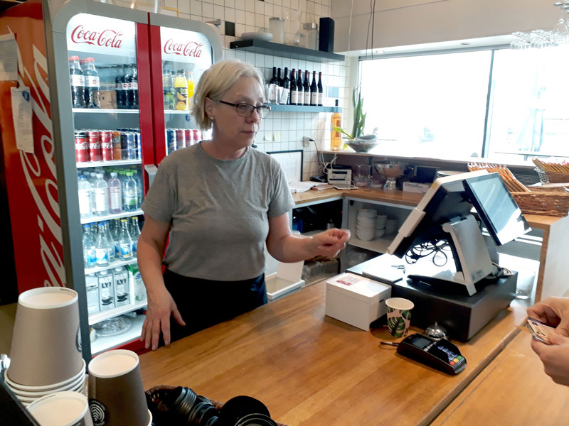 Bild på kassan i restaurangen Zegel. Åsa Nilsson betjänar kunder.