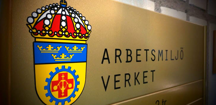 Bild på Arbetsmiljöverkets logga, tagen snett från vänster.