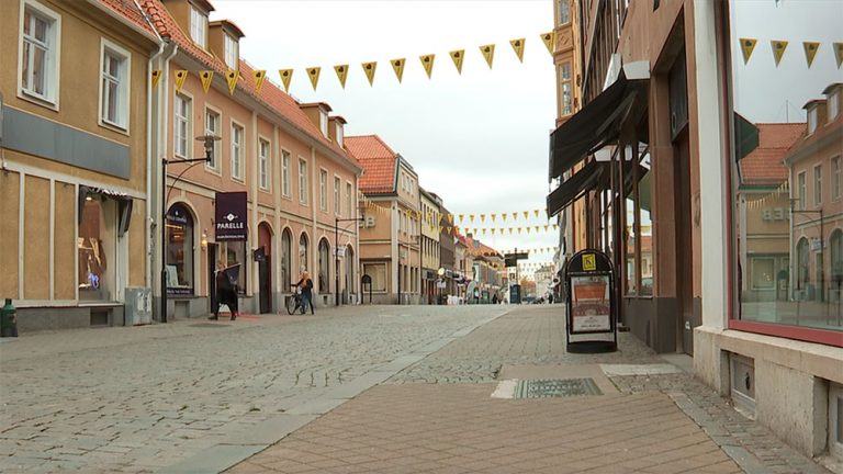 Två handlare går på gatorna mellan butikerna på Kvarnholmen.