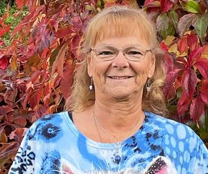 Porträttbild på Barbro Eriksson. Hon ler in i kameran och har en blå tröja på sig.