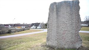 Runstenen Tingsflisan som står på en kulle i Köpingsvik.