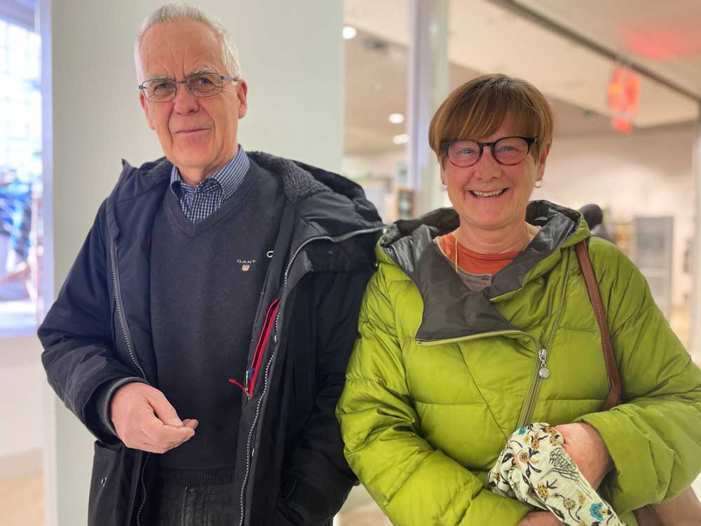 Bild på Håkan och Liselotte, de står bredvid varandra och ler mot kameran. Liselotte har en grön jacka och Håkan har en svart jacka på sig.