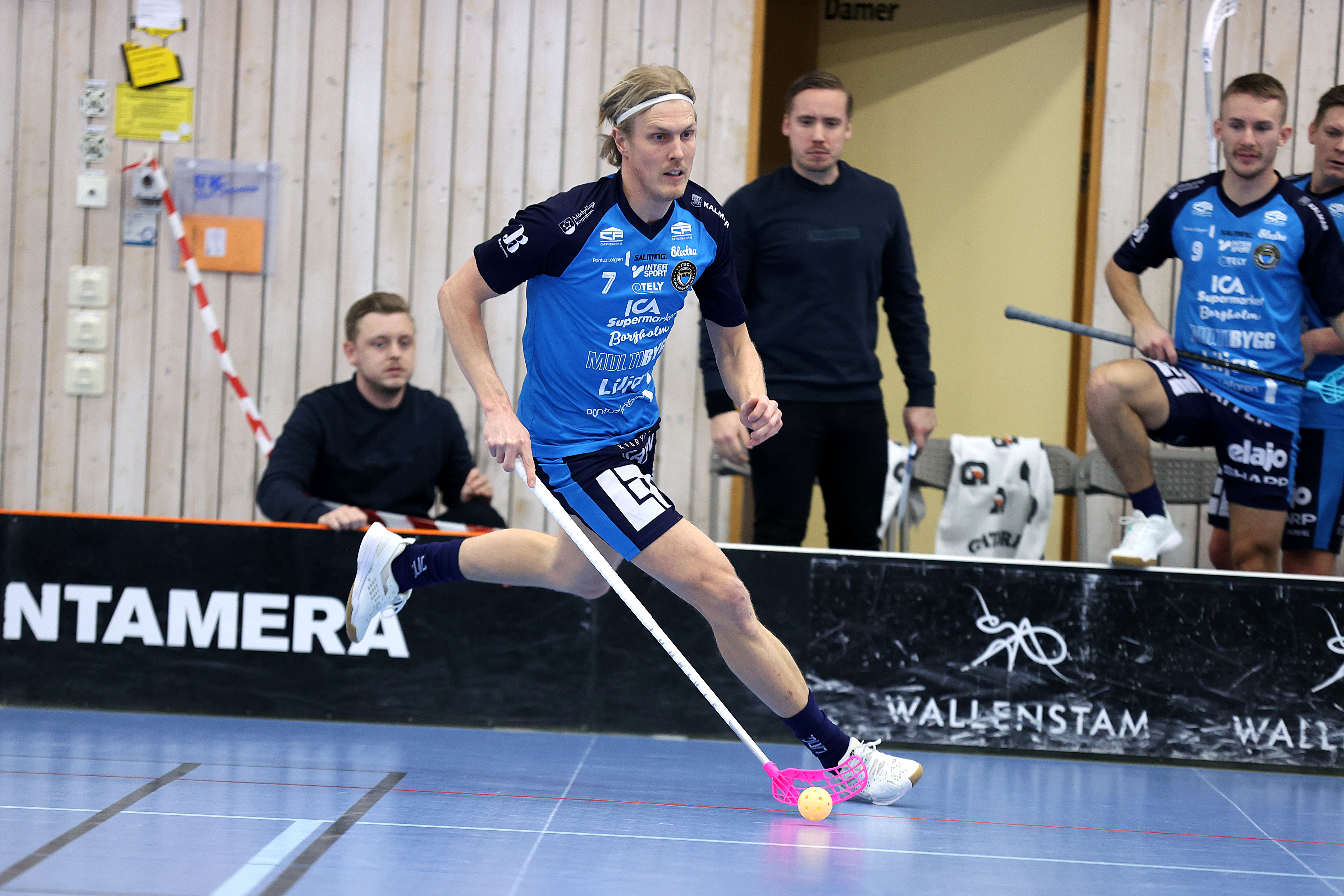 FBC Kalmarsunds spelare Kim Nilsson dribblar med innebandybollen i rinken.