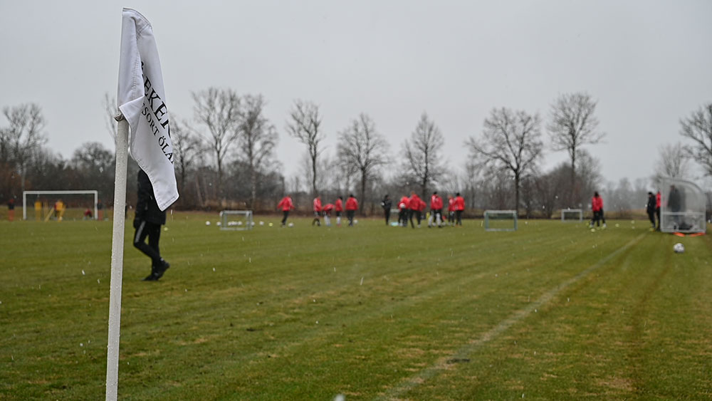 Laget tränar på fotbollsplanen