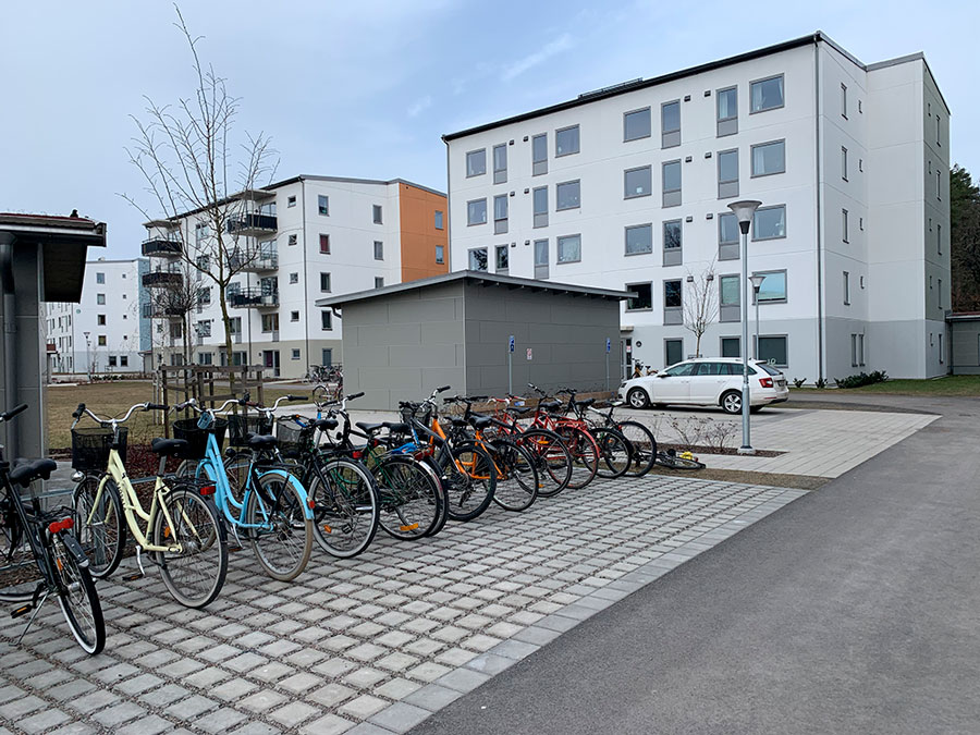 Bild på kvarteret Månstenen. Cyklar syns i bilden samt två hus i bakgrunden.