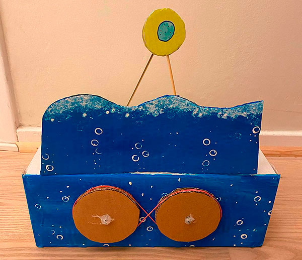 Bild på Filippas konstruktion som ska föreställa urcellens delning. I denna bild ser man endast när cellen fortfarande är en. Hon har skapat sin konstruktion av en skolåda.