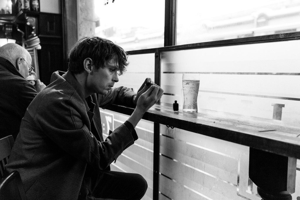 Albin Lee Meldau tar en öl