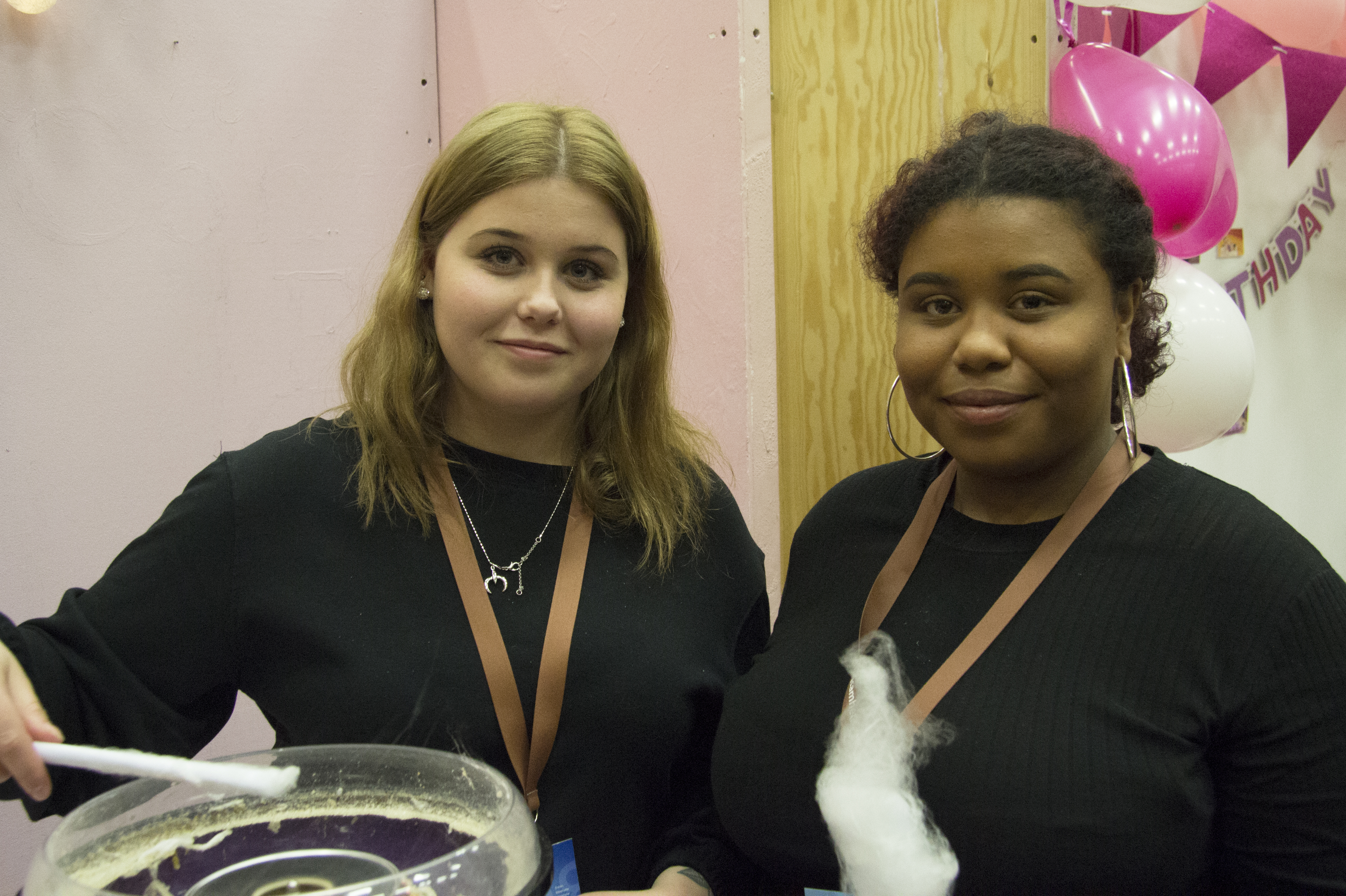 Julia Johansson och Carolina Klintefors framför sin monter.