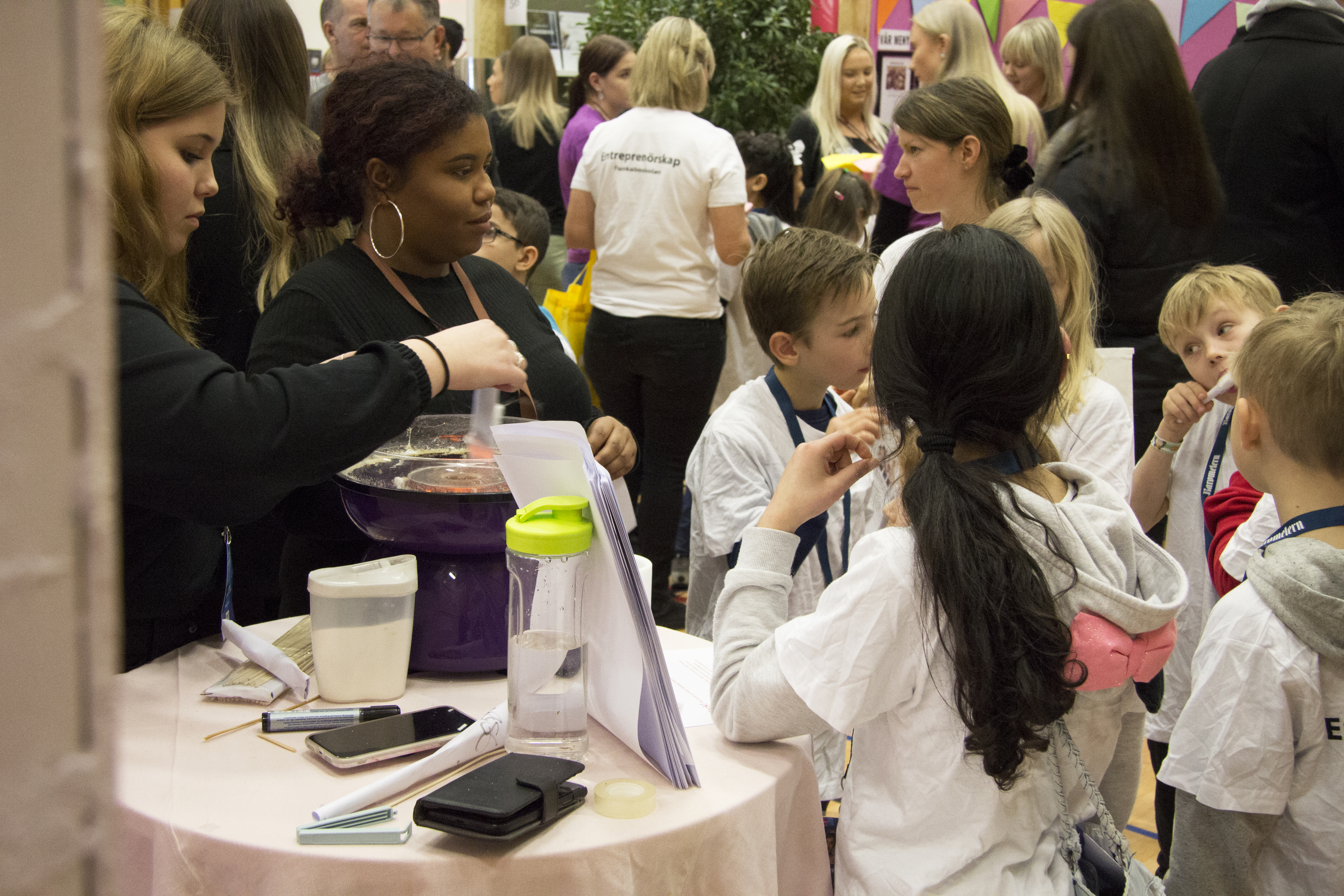 Flera barn njuter av sockervadd de fått av Julia Johansson och Carolina Klintefors.