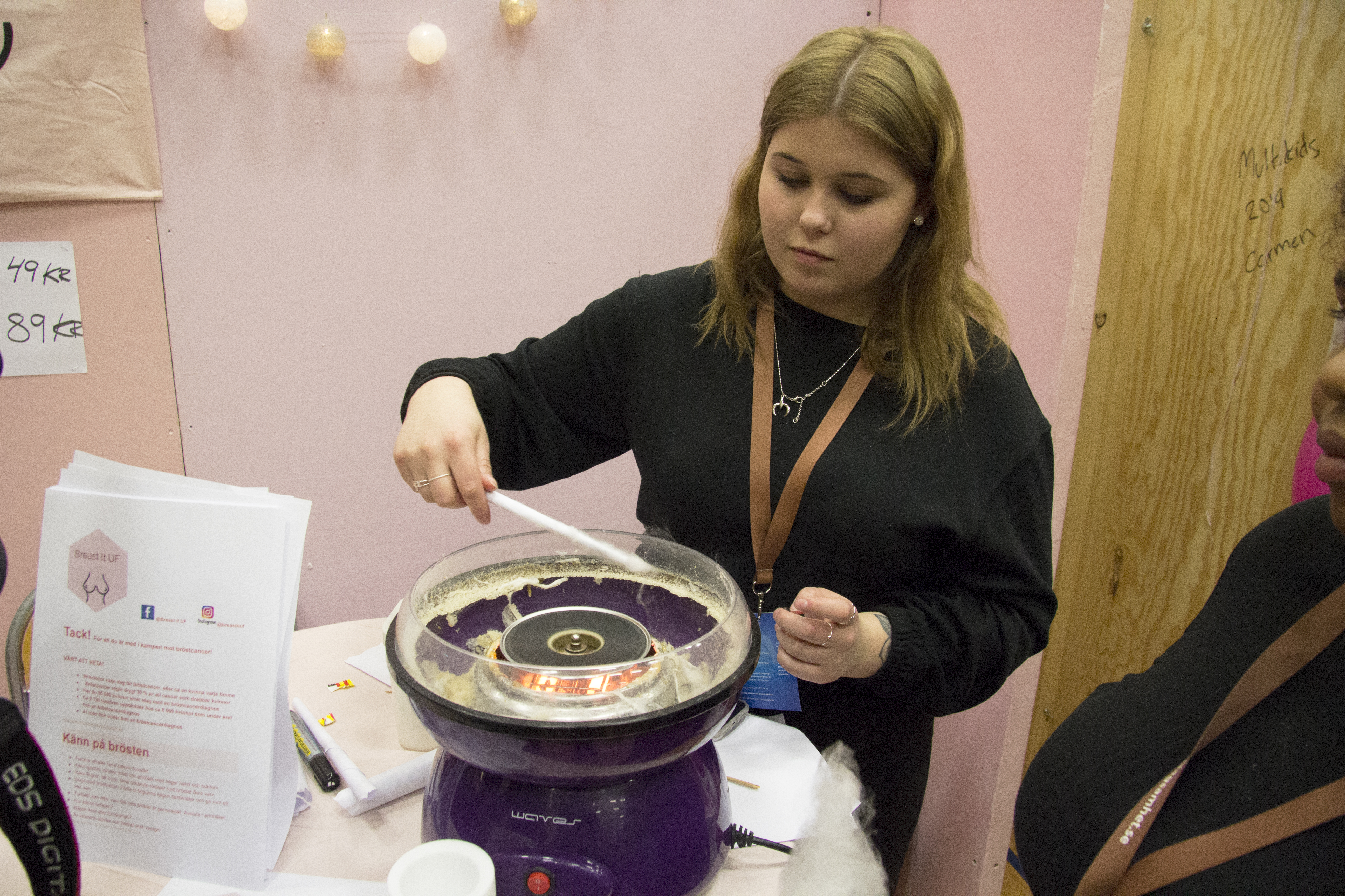 Julia Johansson från Lars Kaggskolan gör sockervadd