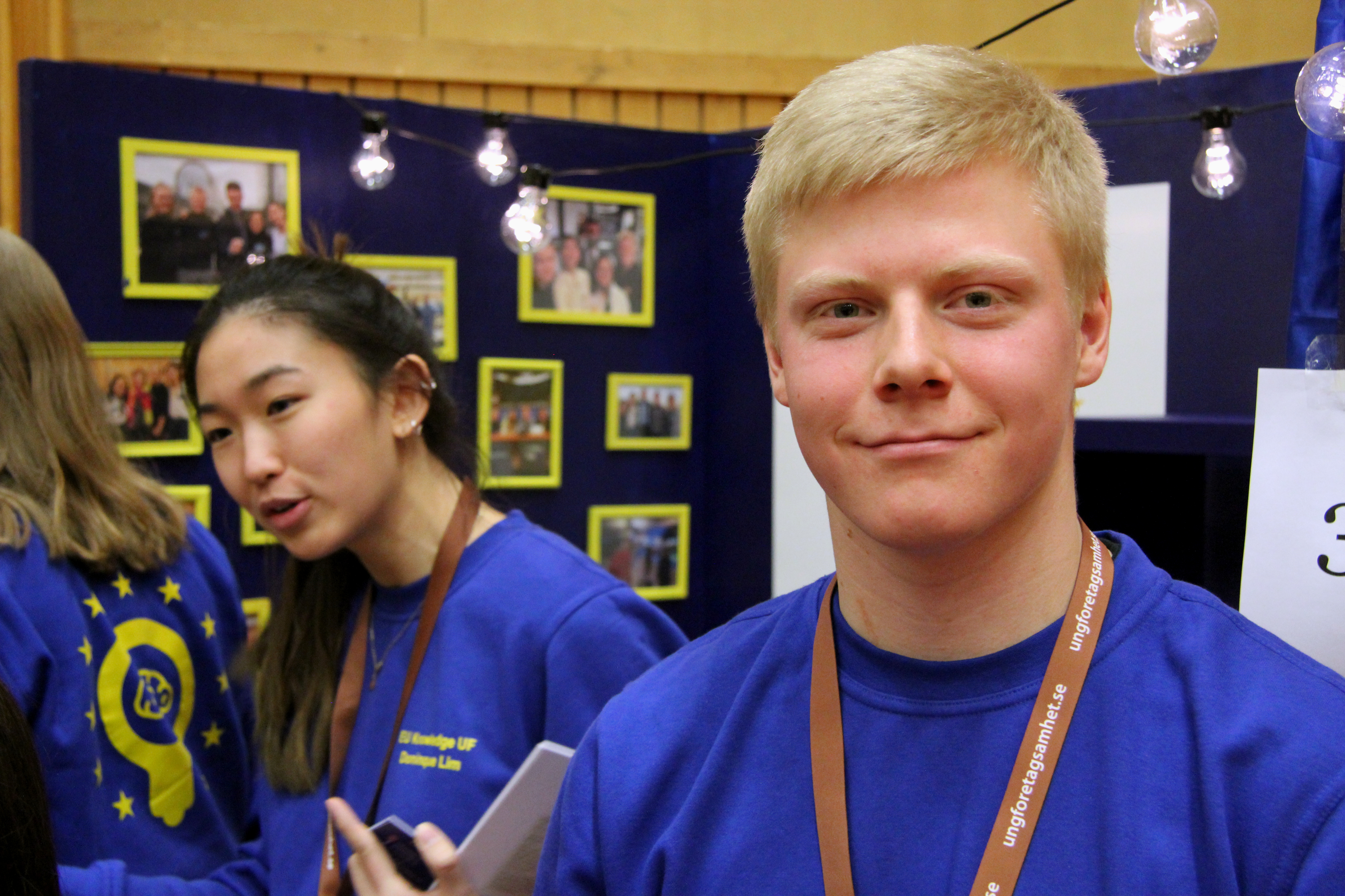 Albin Haglund ler framför sin monter.