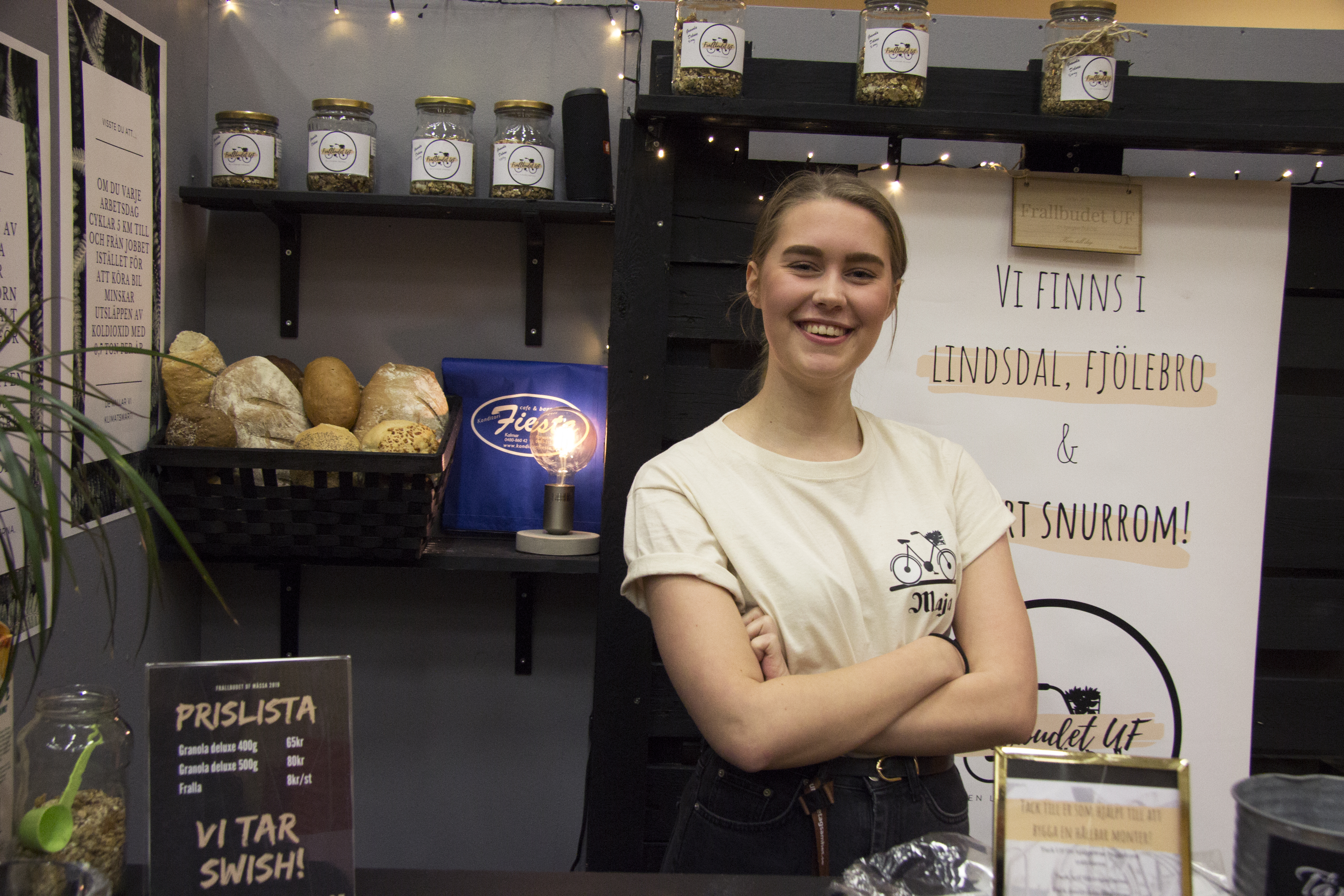 Maja Mattisson ler och berättar om sitt UF företag som säljer frallor och granola