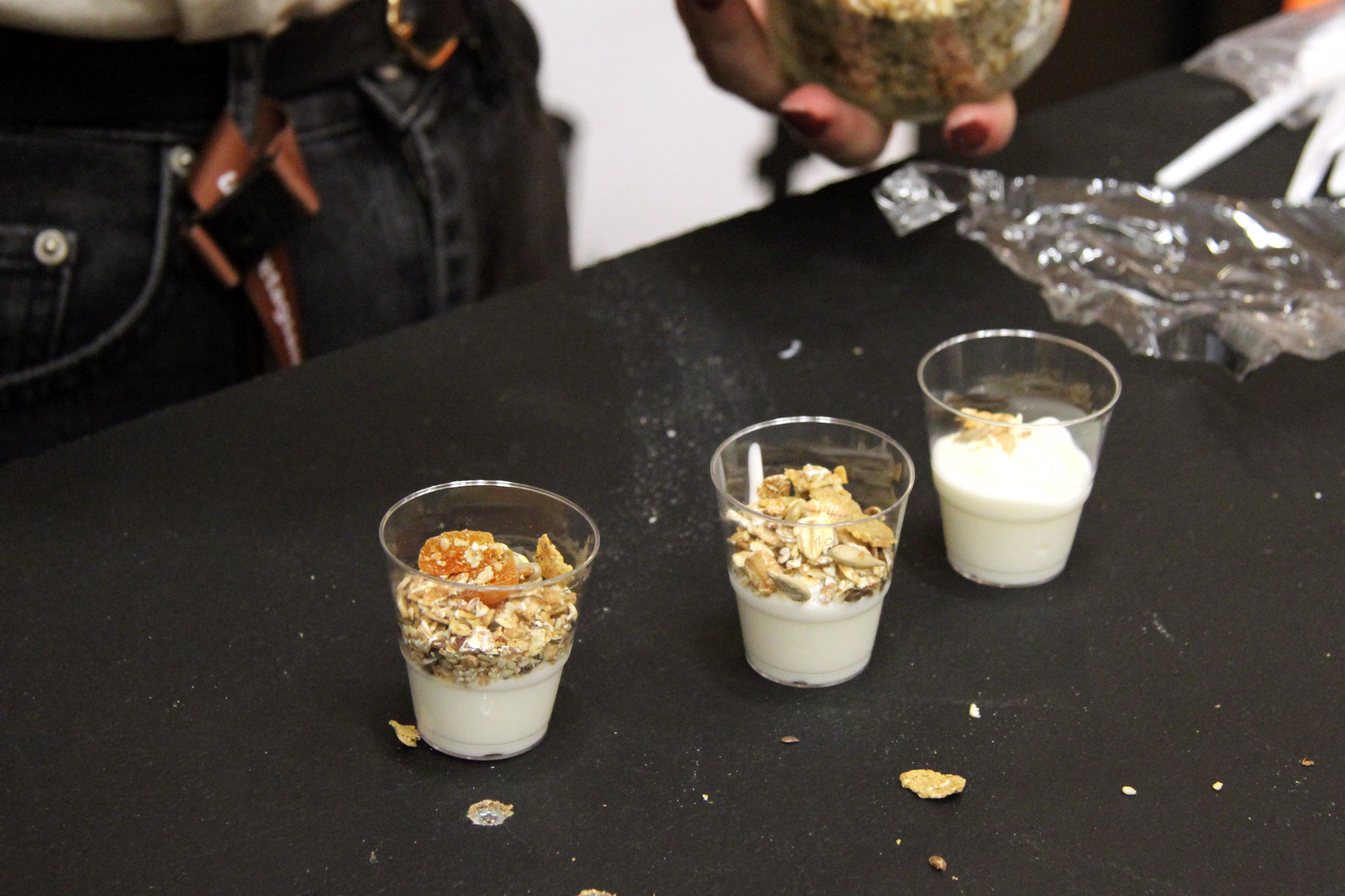 Tre små muggar med yoghurt och granola.