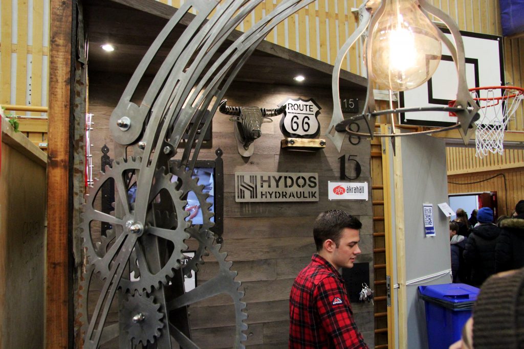 En stor lampa gjord av gamla järn- och metallrester.