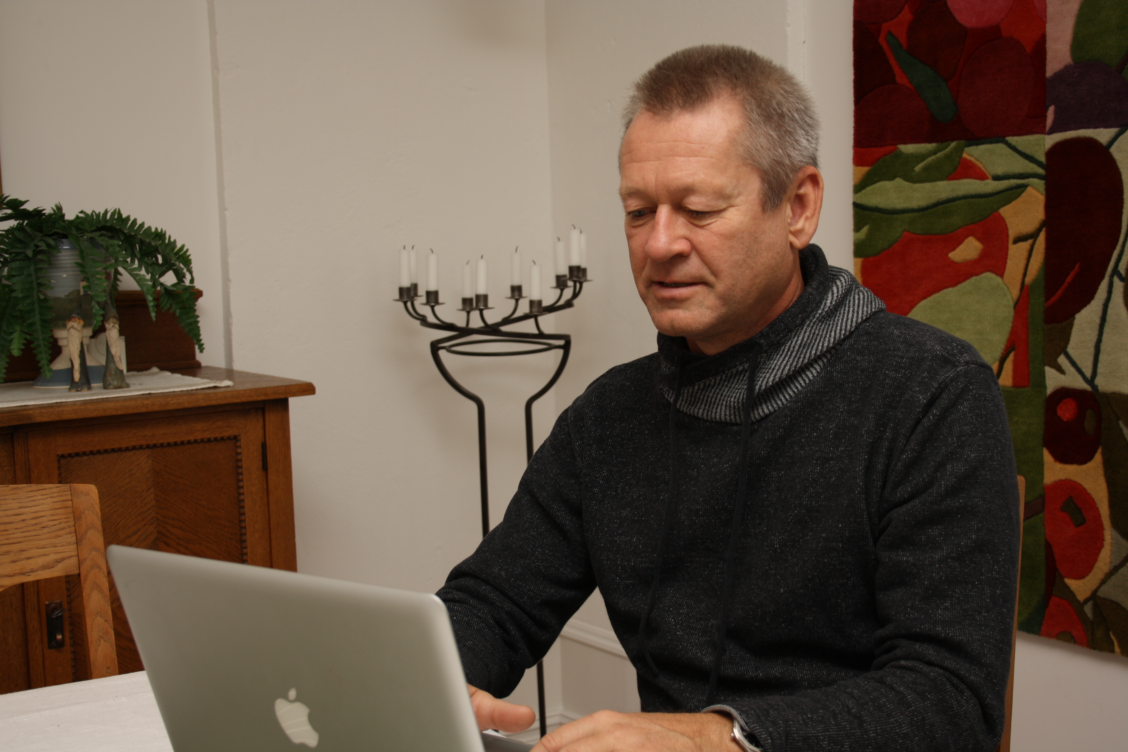 Författaren Bernt Wiede knapprar på sin dator.