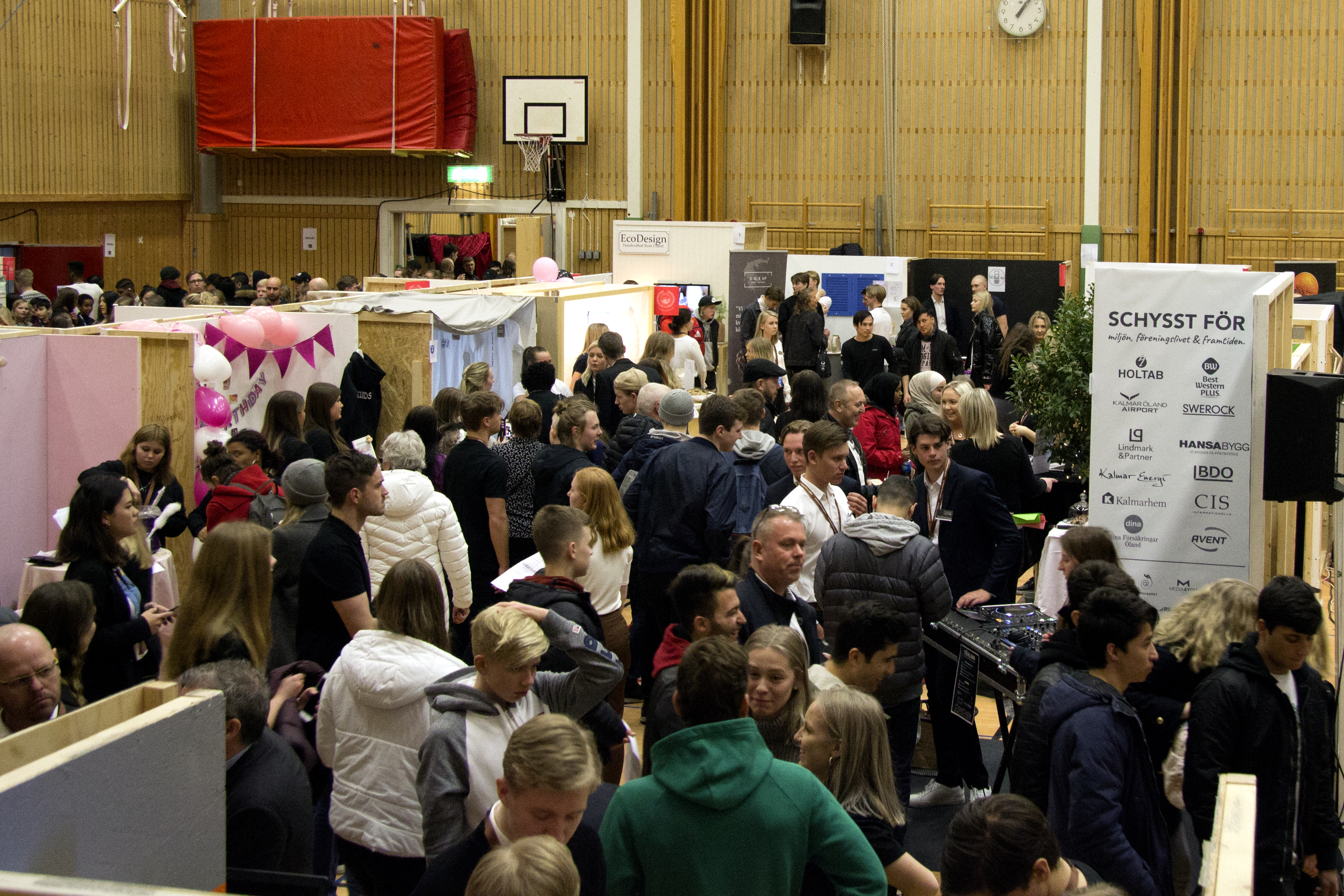 Fullt med människor på UF-mässan i Kalmar sporthallar.