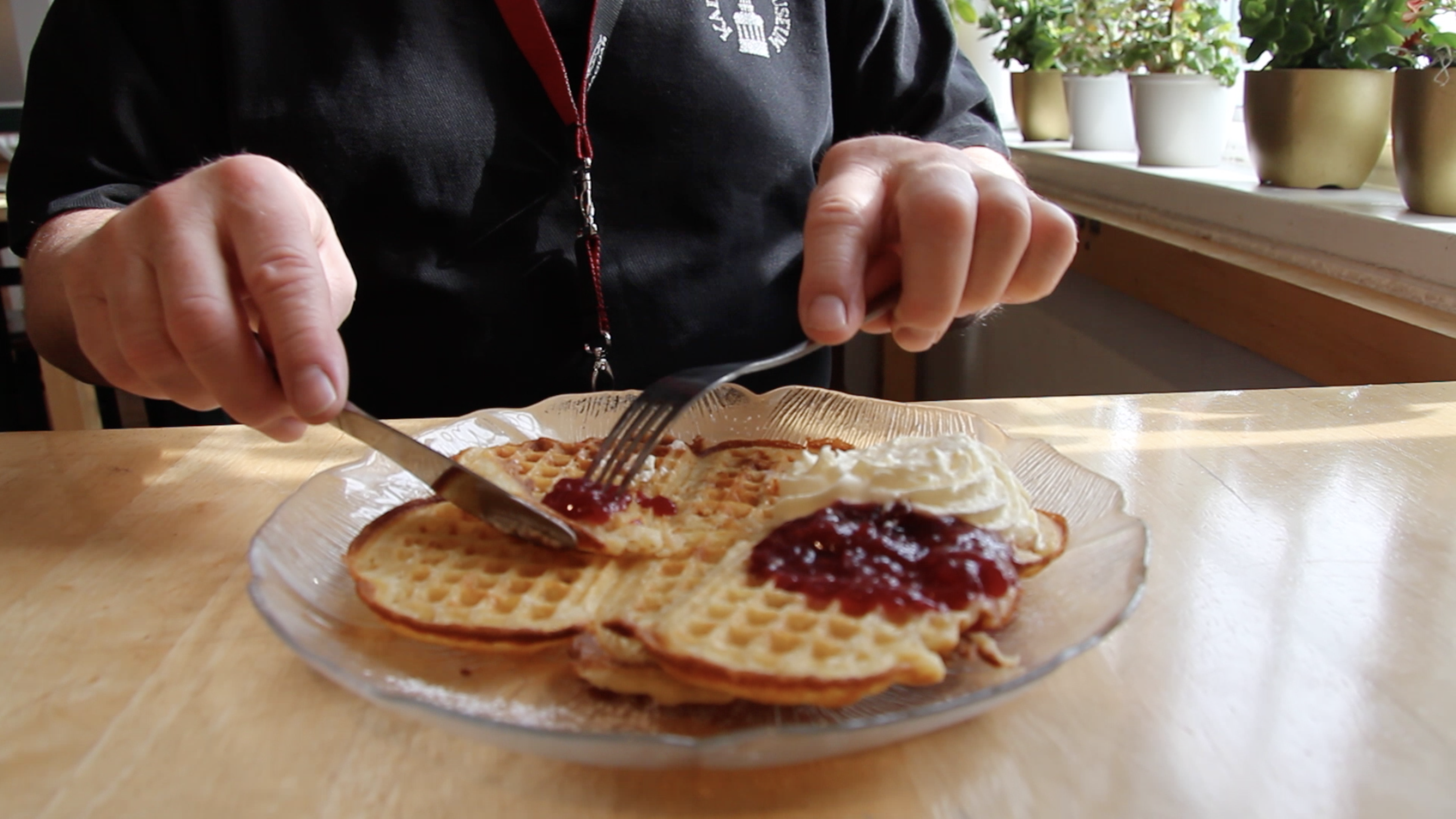 Göran Modig äter våfflor med sylt och grädde.