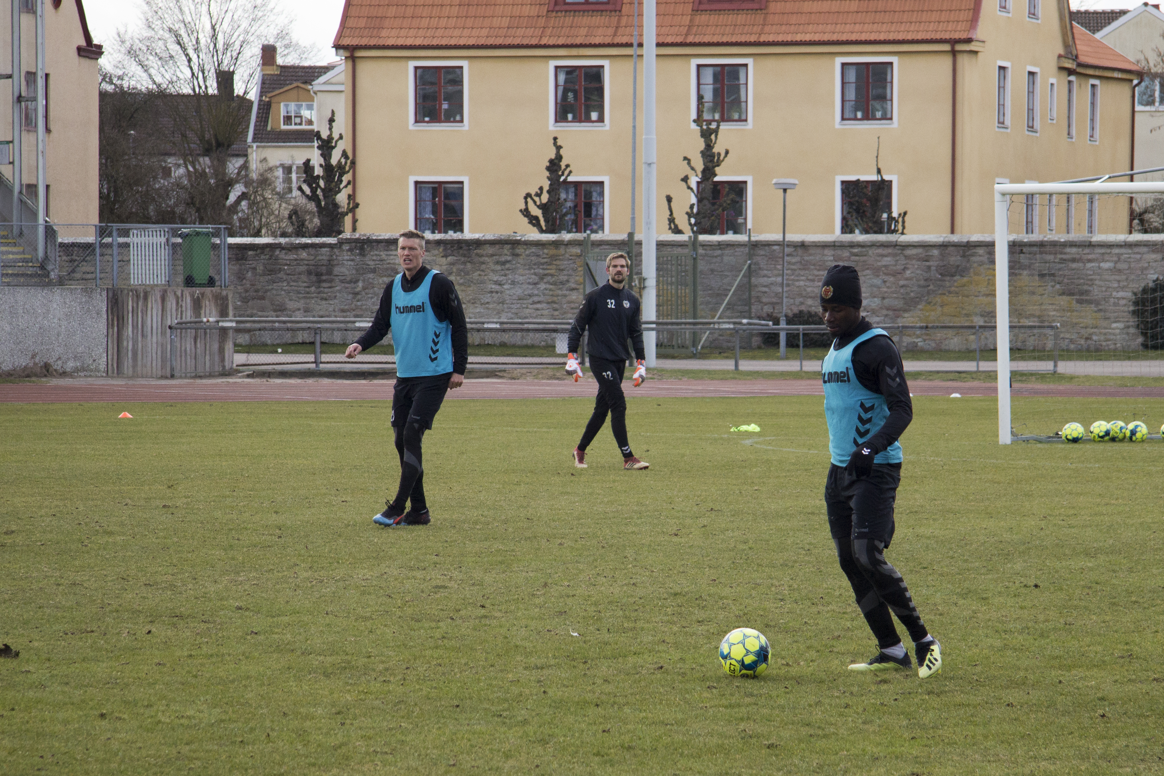 Viktor Elm och Lumala Abdu spelar fotboll under KFF:s träning.