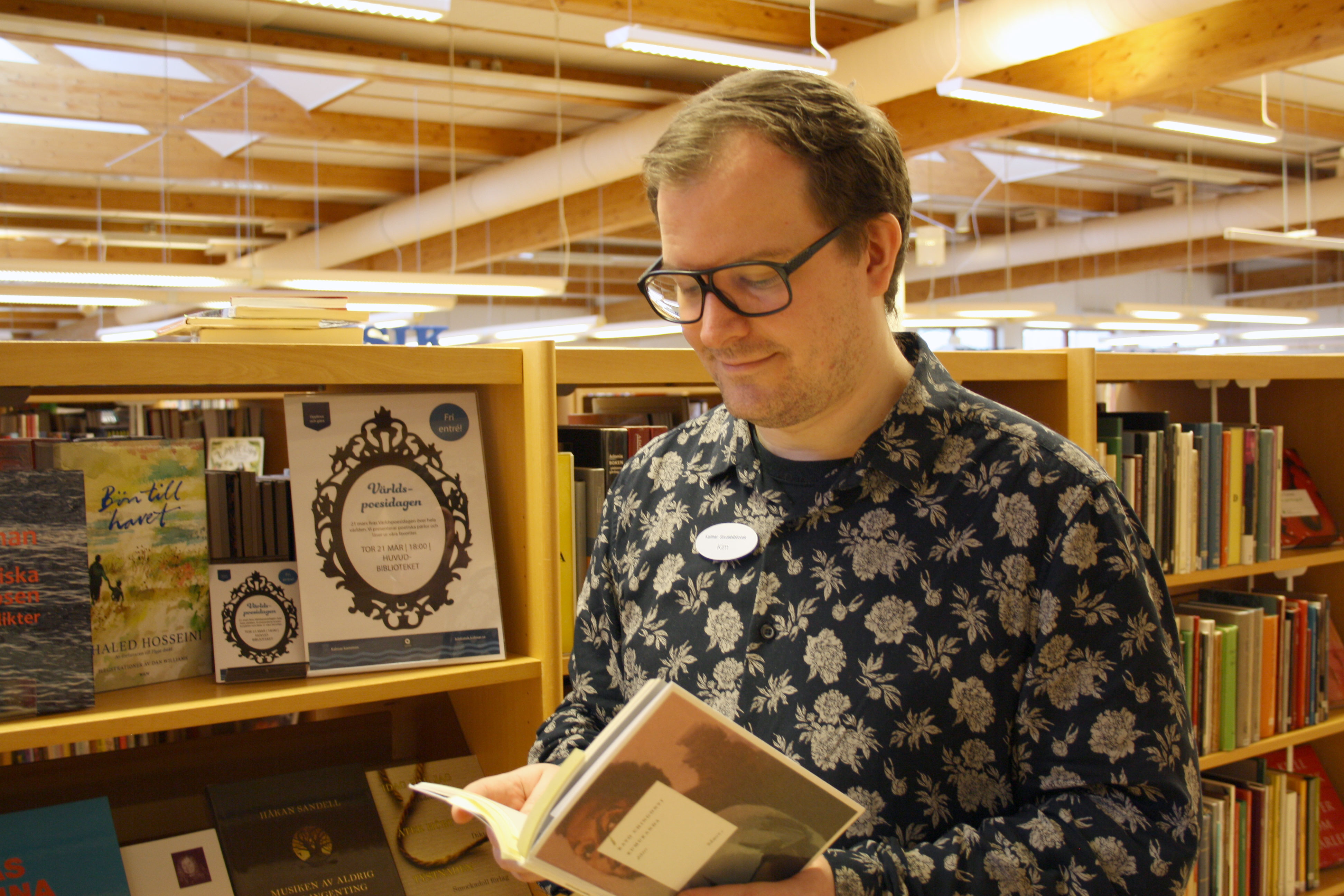 Kim Björk läser ur bok av poeten Kayo Chingonyi