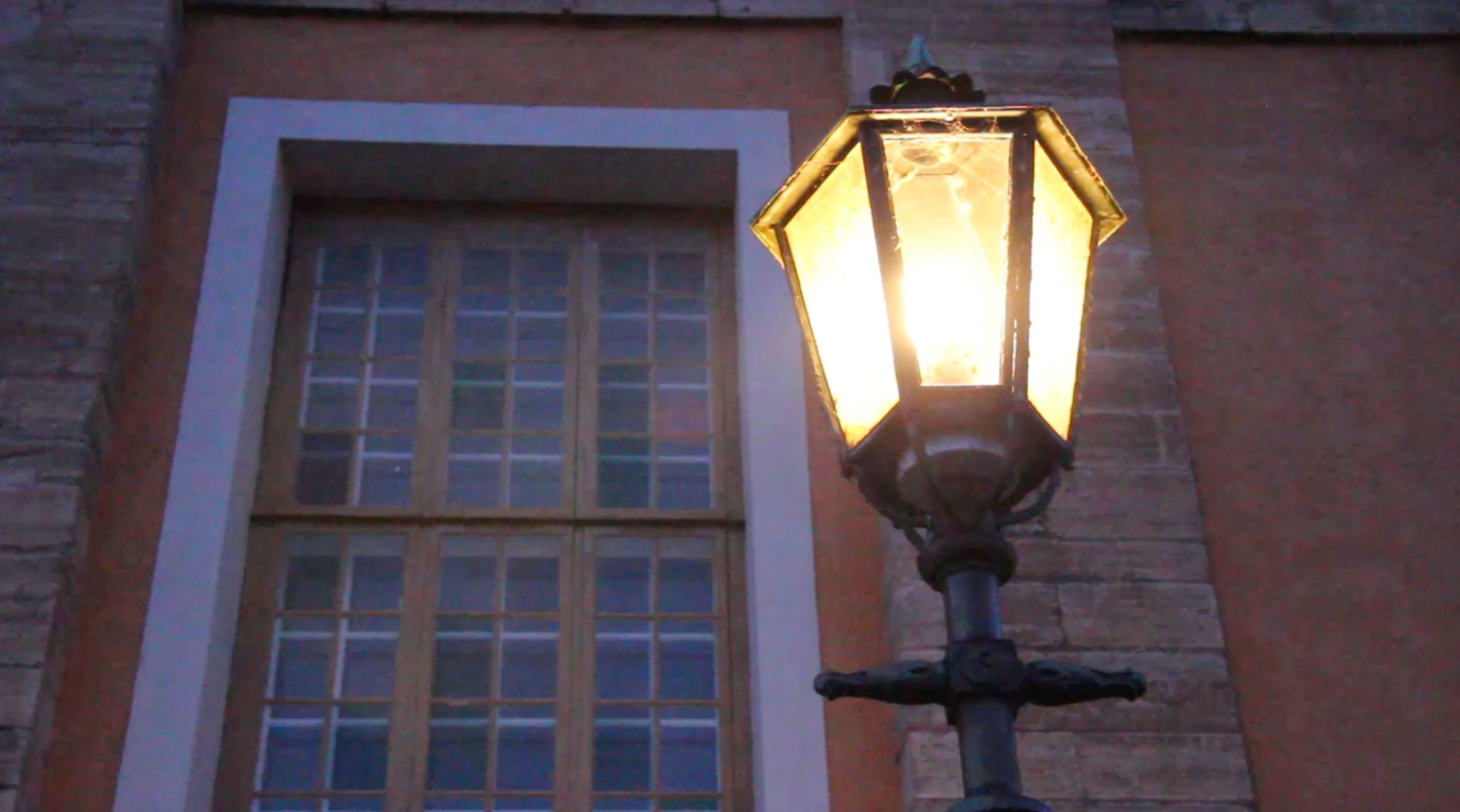 Lysansde gatulykta i dunkelt ljus