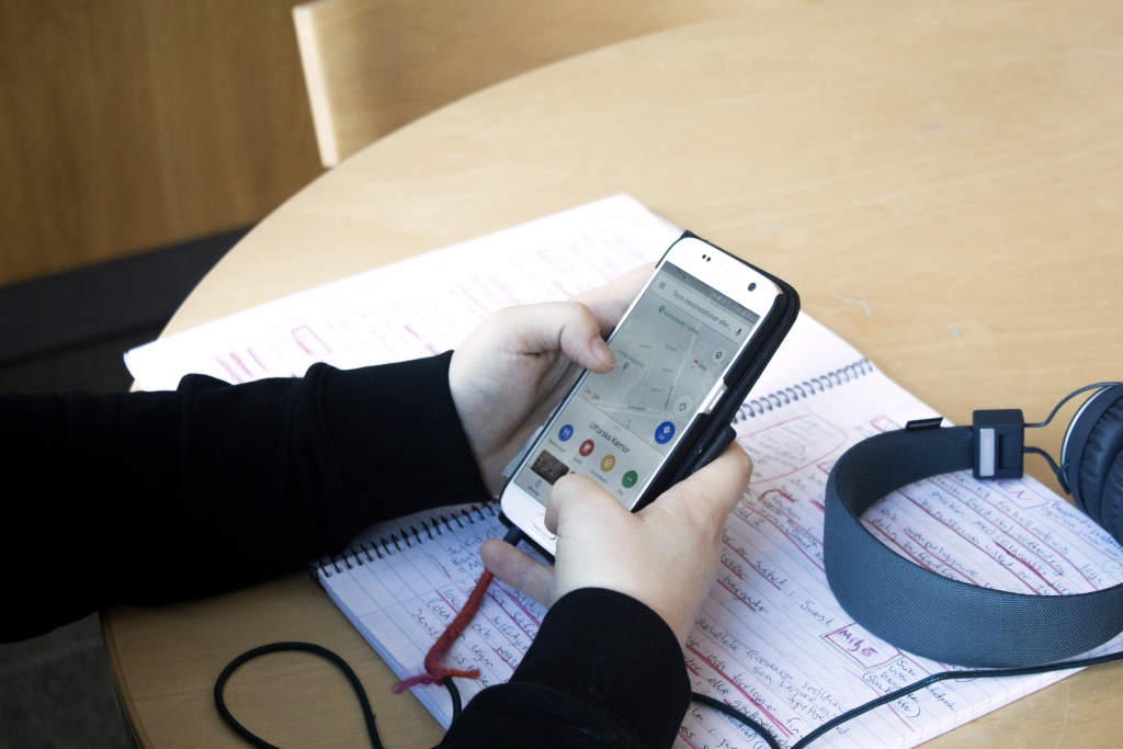 Person använder mobil