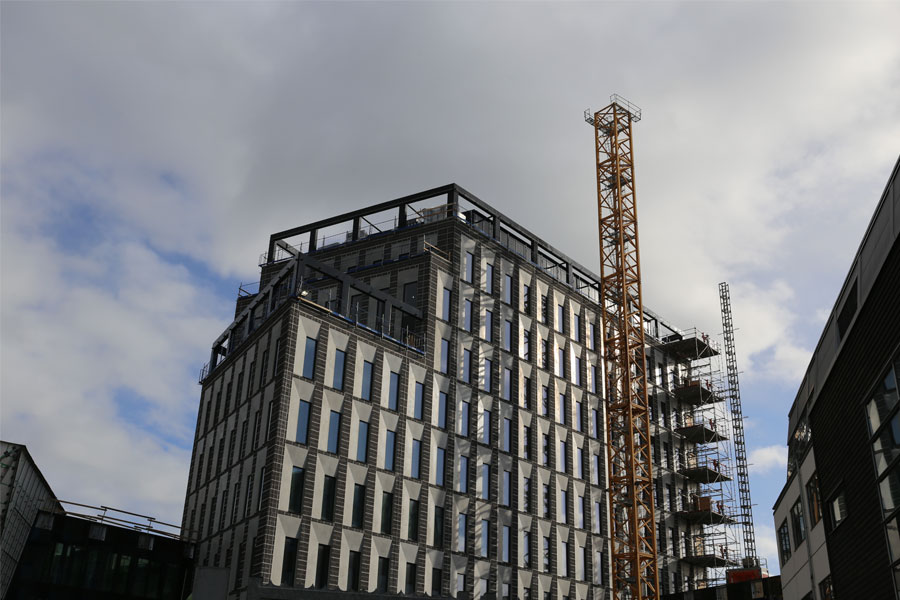 Den nästan färdiga byggnaden Culmen intill ett par byggarbetsställningar. 