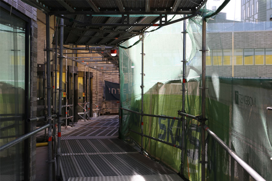 Byggnadsställningar där man kan gå mellan husen.