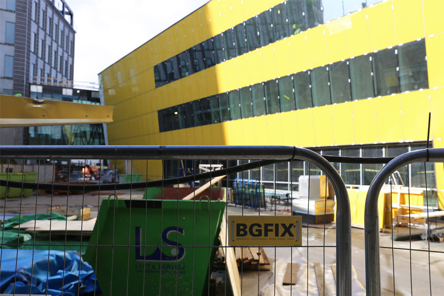 Byggarbetsplats med huset Stella i bakgrunden. 