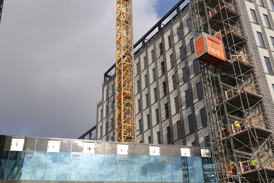 En stålkonstruktion och en ställning med byggarbetare. 