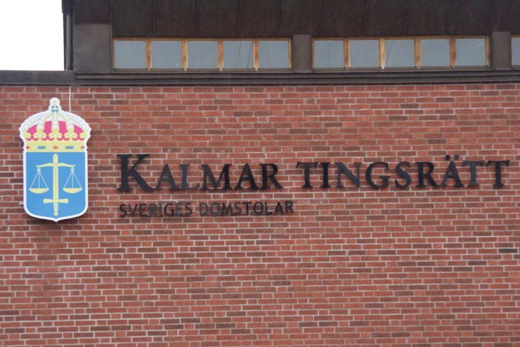 En bild tagen på Kalmar tingsrätt fasad.