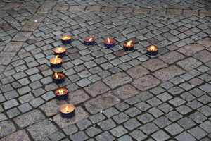 Tända marschaller ställda på kullerstenen på Larmtorget.