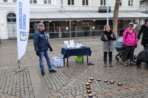 Barncancerfonden Östras medlemmar bredvid sitt bord på Larmtorget.