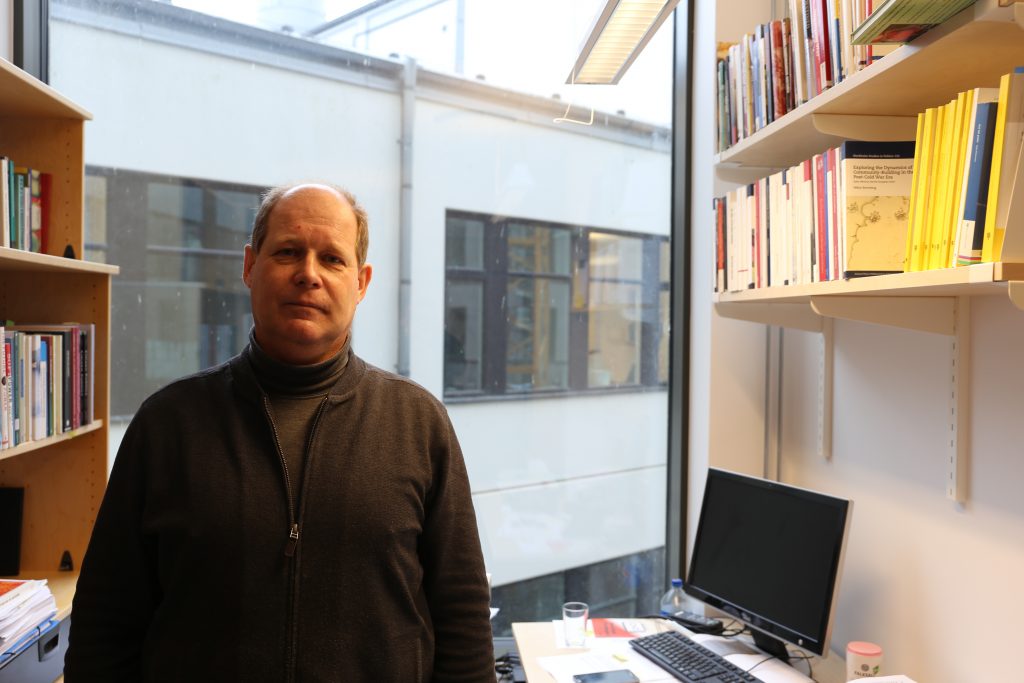 Forskaren Patric Lindgren står upp inne på sitt kontor på Linnéuniversitetet.