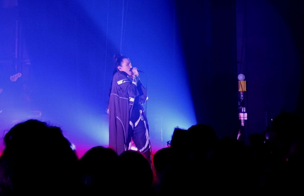 Miriam Bryant på scen och publiken står och lyssnar.