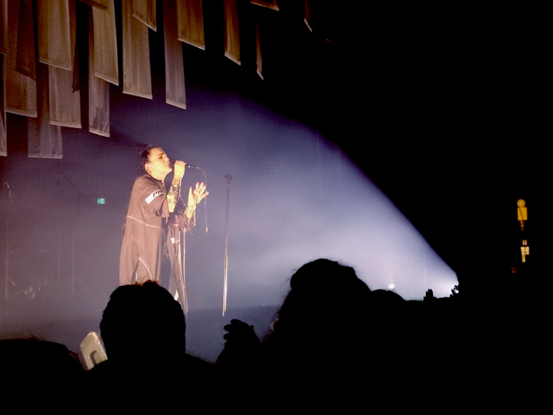 Miriam står på scen.