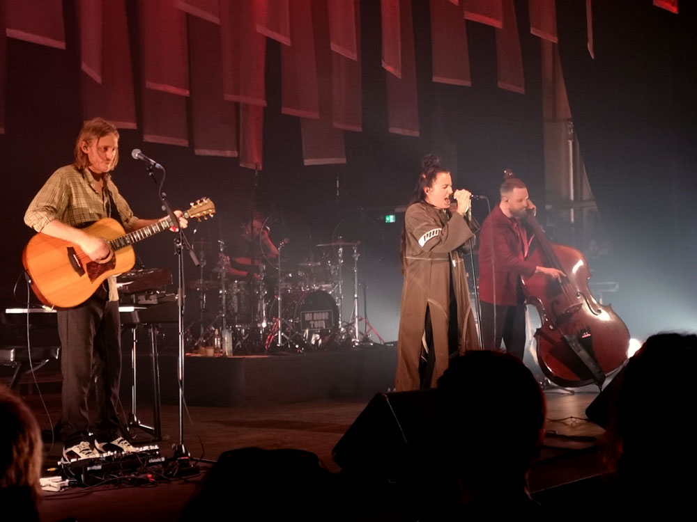 Miriam står på scen