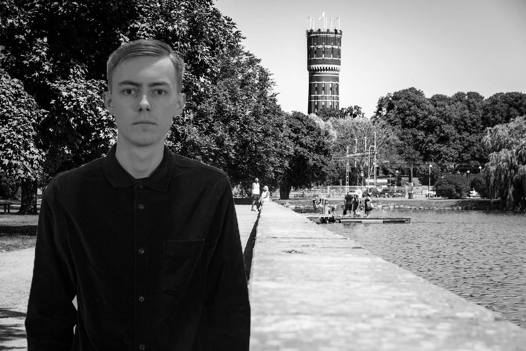 Journaliststudenten Alfred Larsson inklippt i en bild från Slottsparken.