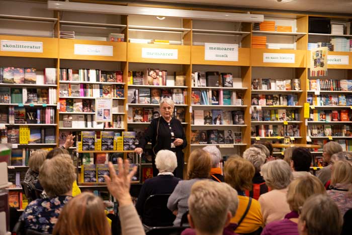 Publiken inne på Dillbergs bokhandel under deckarförfattaren Karin Wahlbergs besök.