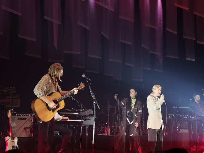 Miriam står på scen med Ellen