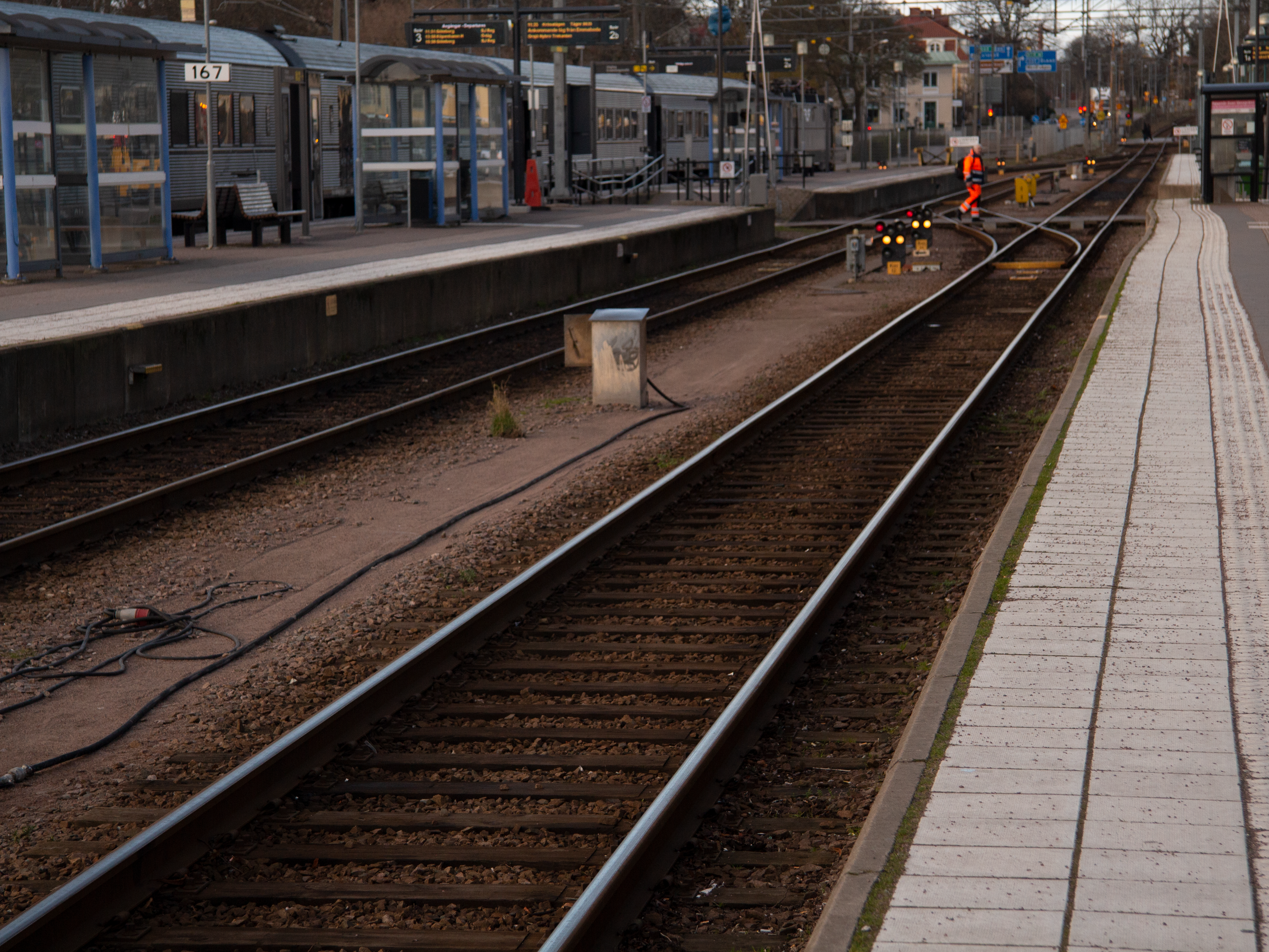 Tom perrong till följd av tågförseningar orsakat av en nedriven kontaktledning