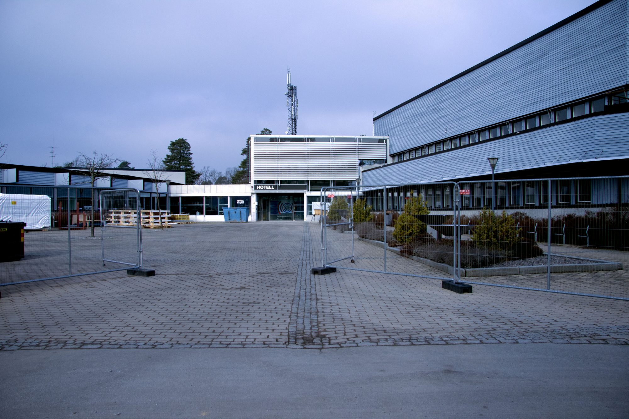 Hotell Brofästet har stängt sina lokaler. Nu ska lokalerna bland annat bli matsal åt grund skolan som byggs.