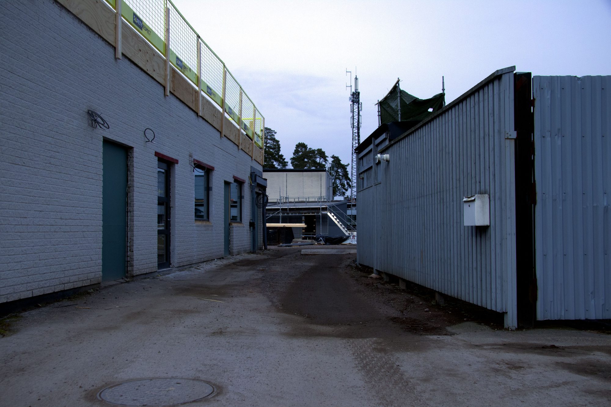 de tomma lokalerna väntar nu på att få bli matsal, särskola, hörsal och kök till de elever som senare ska husera på här.